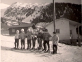 foto di gruppo, 1966, corso di sci, ragazzi in posa sulla strada di Carì, nei pressi del vecchio ristorante Alpino, oggi casa alpina